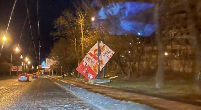 Відключення електропостачання і зламані дерева: наслідки негоди на Полтавщині