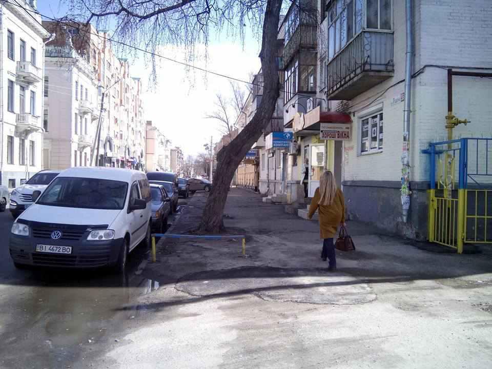 Яму в центрі Полтави, яка всю зиму загрожувала перехожим, водоканал залатав. ФОТОФАКТ