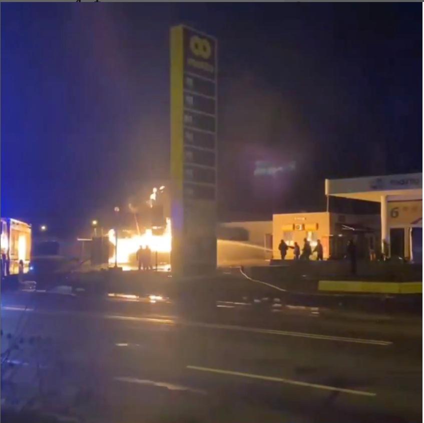 На Полтавщині гасять масштабну пожежу на АЗС: автобус врізався в цистерну з газом. ВІДЕО. ОНОВЛЕНО