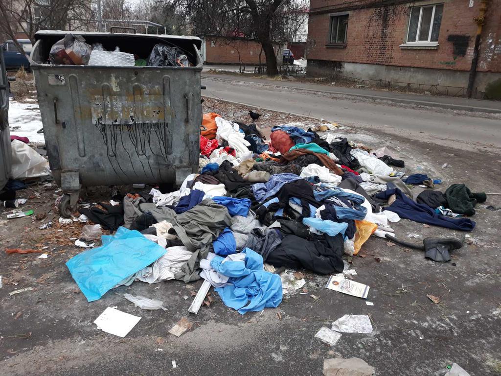 У Полтаві постійно влаштовують сміттєзвалище біля баків. ФОТО