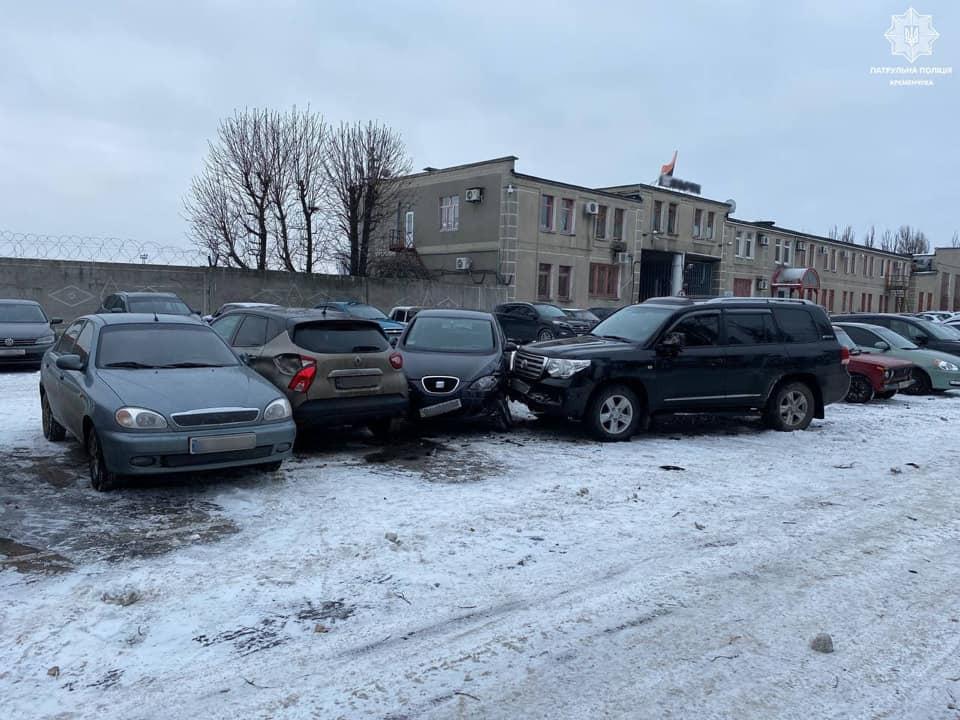 На Полтавщині легковик, намагаючись уникнути ДТП, протаранив машини на парковці
