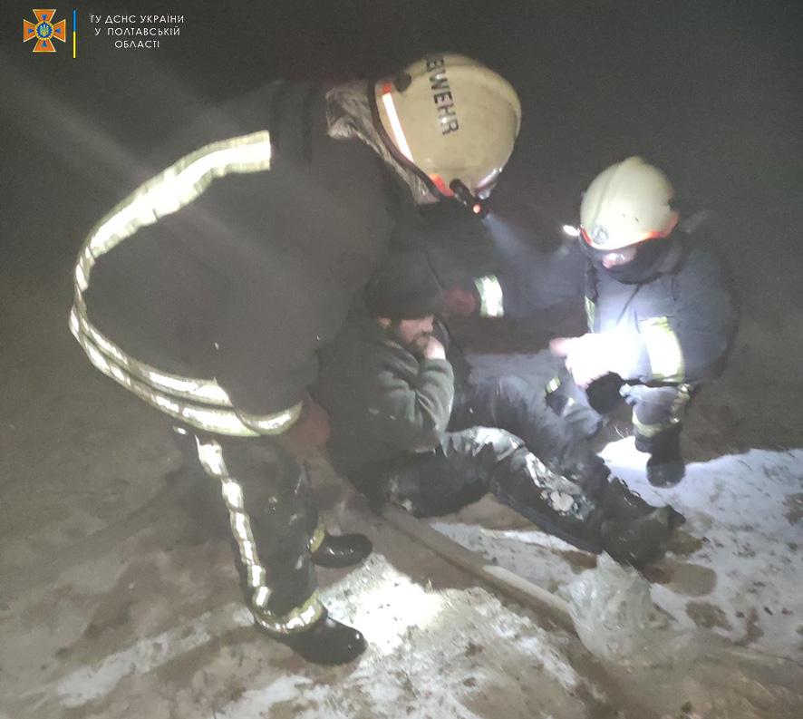На Полтавщині вогнеборці врятували чоловіка з палаючого підвалу багатоповерхівки