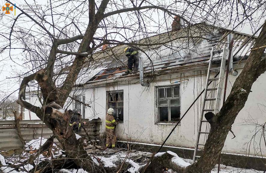 На Полтавщині жінка ледь не загинула в палаючому будинку