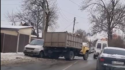 У Полтаві вантажівка виїхала на зустрічну смугу і зіткнулася з мікроавтобусом