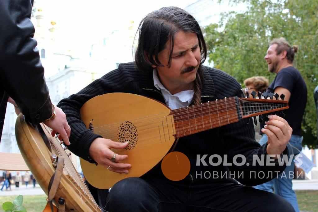 Музикант Тарас Компаніченко: «Ми не маємо права відкладати зміни, хлопці, які на Сході дають нам карт-бланш»