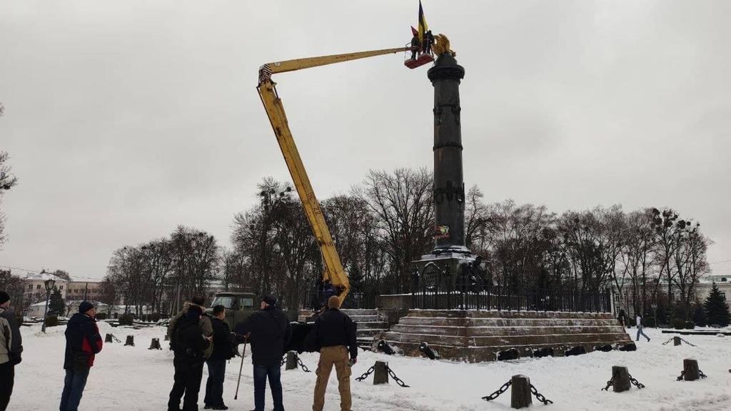 У Полтаві на Монументі Слави встановили нові прапори