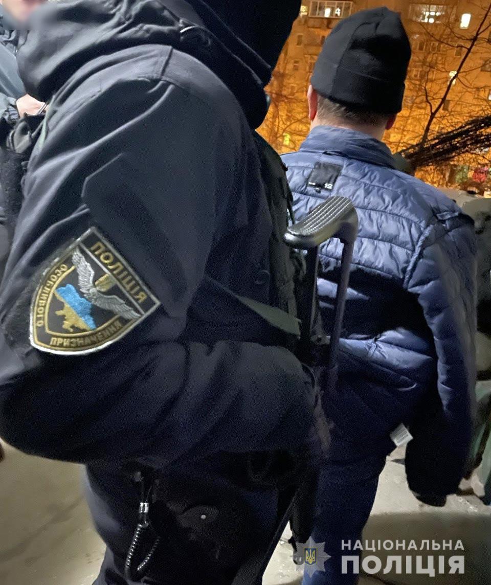 На Полтавщині за медичну маску підрізали охоронця супермаркету