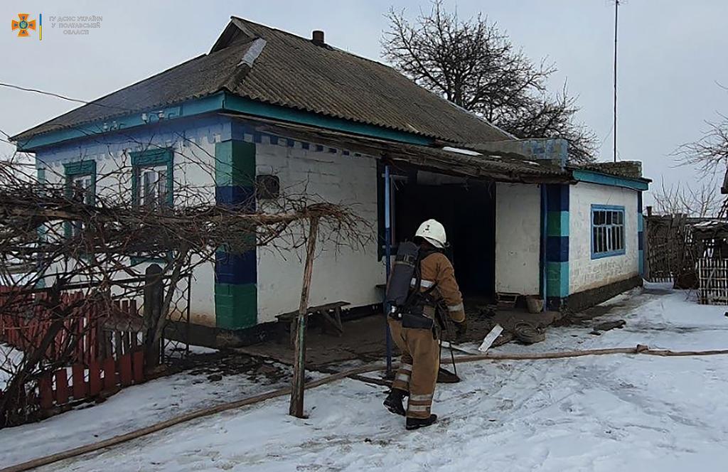 На Полтавщині чоловік ледь не загинув в палаючому будинку