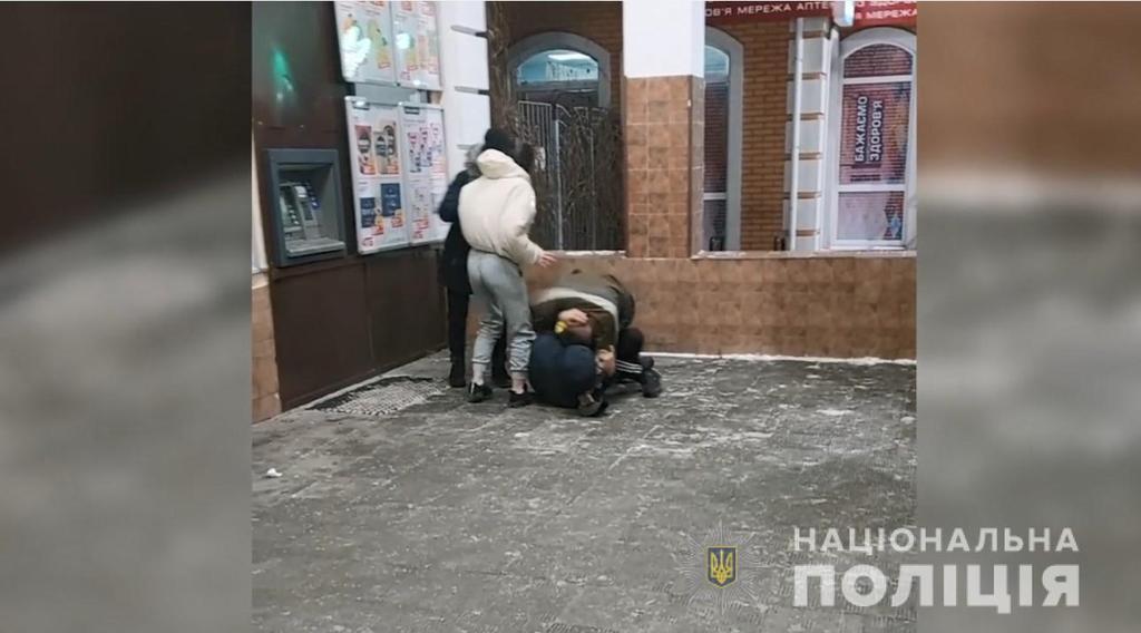 Поліція знайшла чоловіка, якого побили біля супермаркету у Миргороді