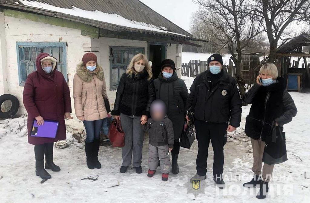 На Полтавщині мати залишила дитя без нагляду в холодній хаті на кілька діб