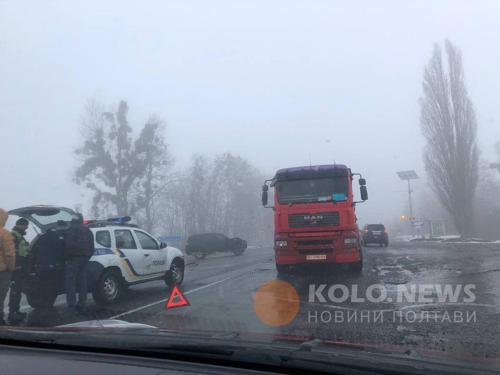 Неподалік Полтави зіткнулися фура та позашляховик
