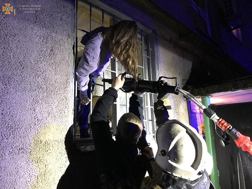 Неповнолітня полтавка вирішила погуляти, щоб ніхто не знав, і застрягла у віконних ґратах