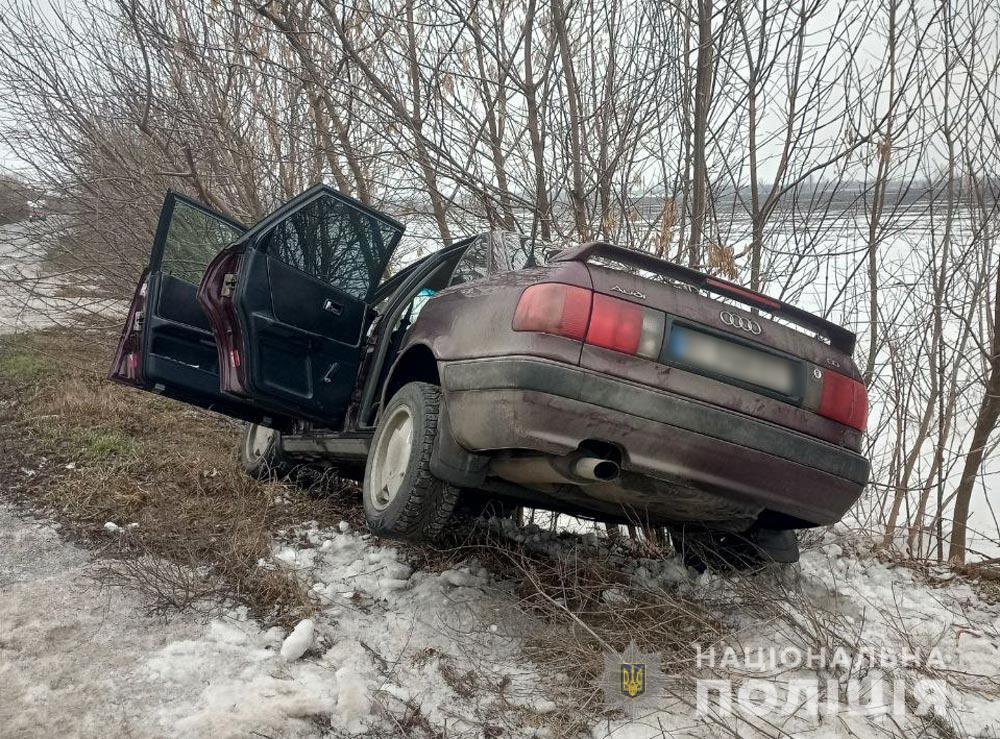 На Полтавщині авто злетіло в кювет, водія рятувала поліція. ФОТО