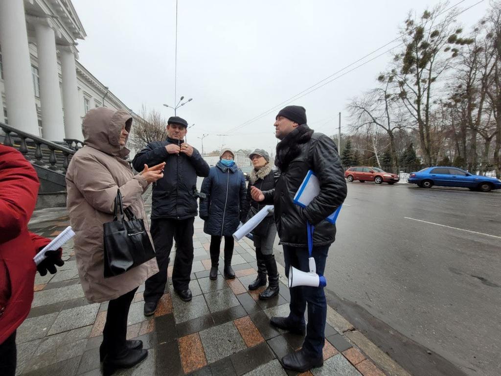 Малолюдний мітинг біля Полтавської міськради: що вимагали