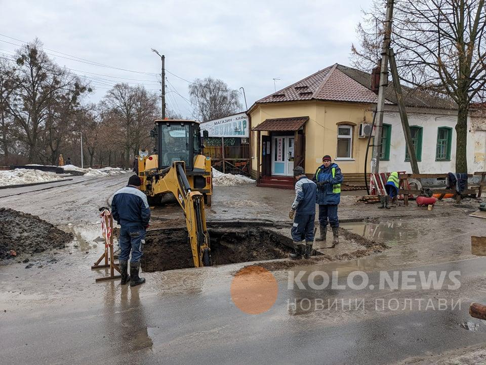 У центрі Полтави водоканал ремонтує колодязь: що з рухом