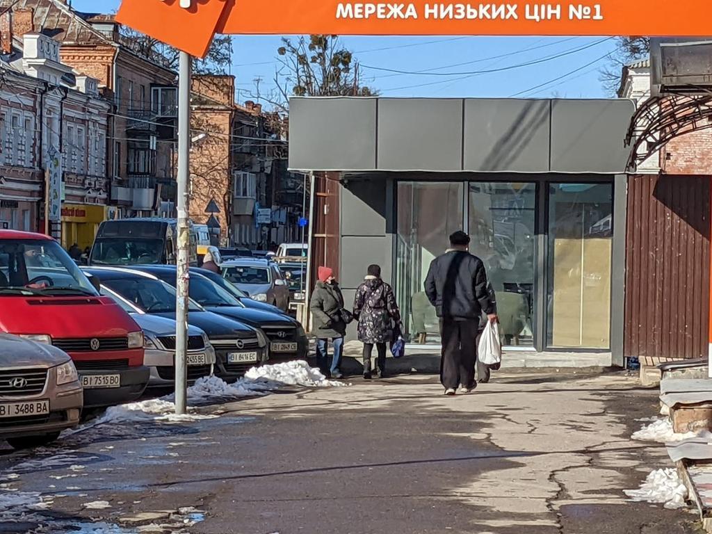 У Полтаві встановили кіоск, перекривши тротуар. ФОТОФАКТ