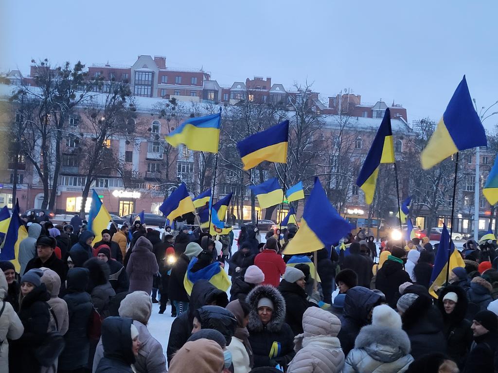 Полтавці вийшли на акцію національної єдності «Ми вдома. Ми готові»