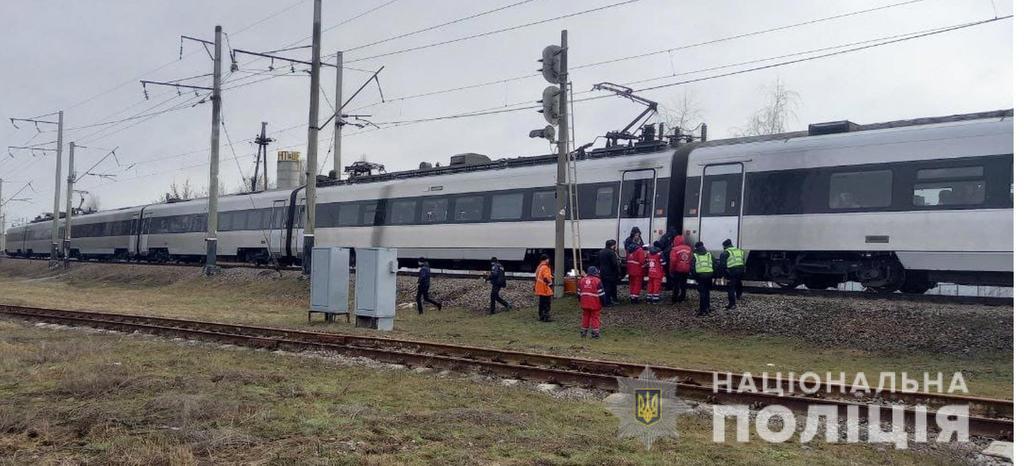У Полтаві тимчасово перекрили рух через залізничний переїзд: потяг збив жінку. ОНОВЛЕНО