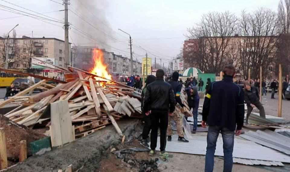 У Полтаві знову війна за МАФи: молодь зараз зносить огорожу і палить багаття з неї. ВІДЕО
