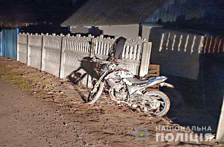 На Полтавщині юна мотоциклістка врізалась у паркан і потрапила до лікарні