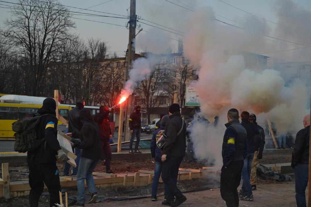 Полтавські активісти «відсмалюють»: будівництво МАФів біля універсаму знесли і спалили
