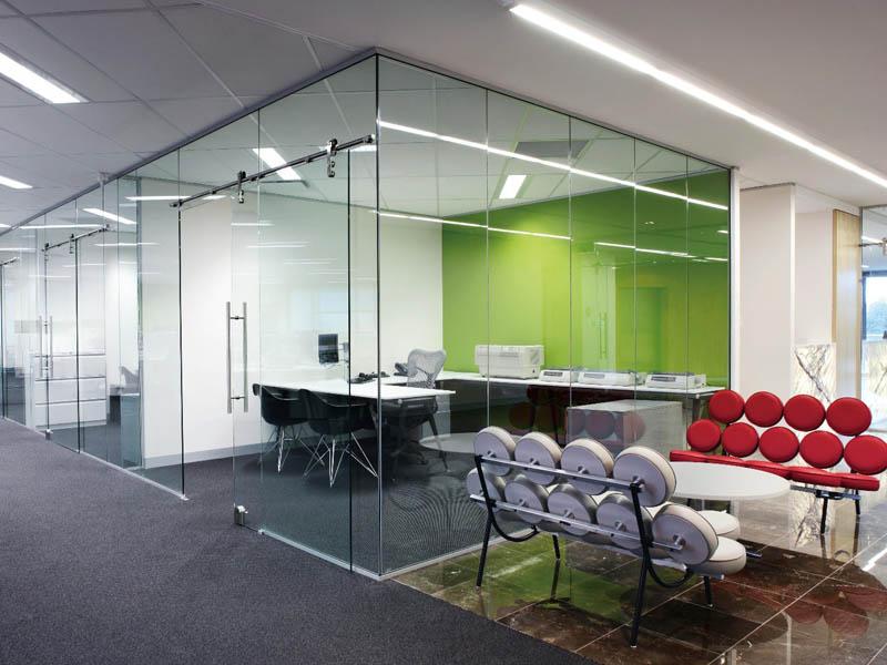 Как преобразить офисное пространство: зонирование стеклянными перегородками