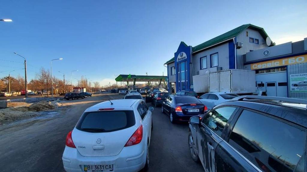 У Полтаві черги на заправках, у магазинах та до банкоматів, людей просять залишатись удома. ФОТО
