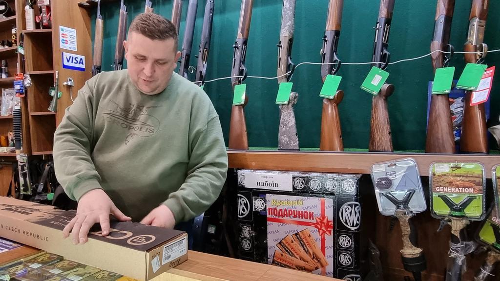 Полтавці запасаються набоями. Добровольчі формування отримають дозволи на зброю в прискореному режимі. ФОТО