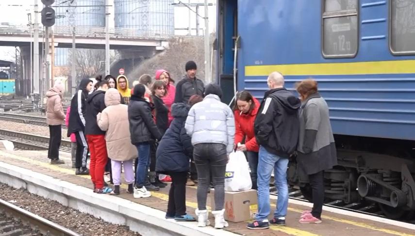 У Полтаві зустріли транзитний потяг з евакуйованими дітьми з Харківщини