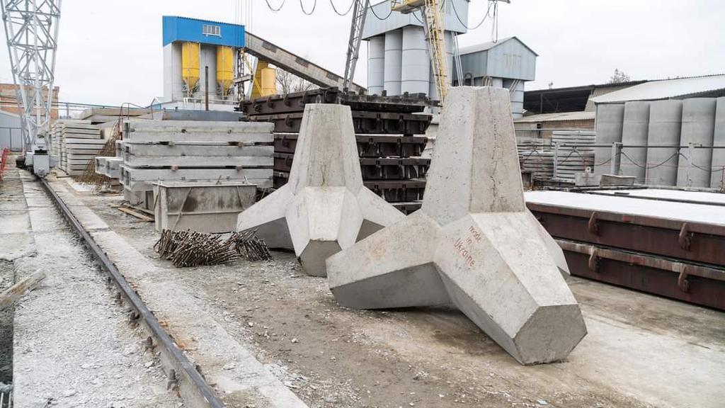 У Полтаві будівельники виготовляють бетонні їжаки для захисту міста. ФОТО, ВІДЕО