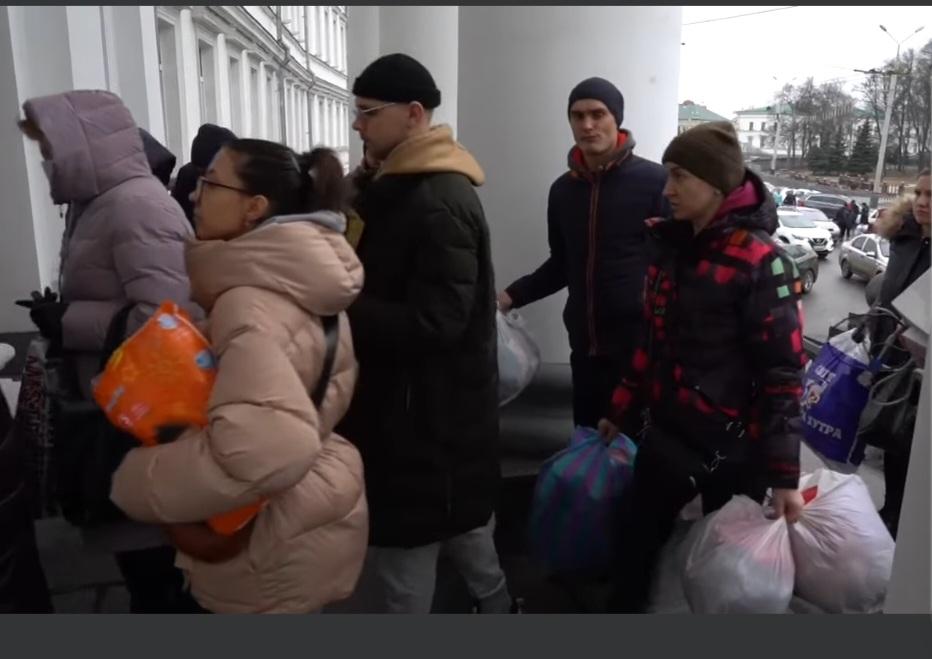 Неймовірні полтавці: за дві години містяни принесли гори речей та їжі для біженців