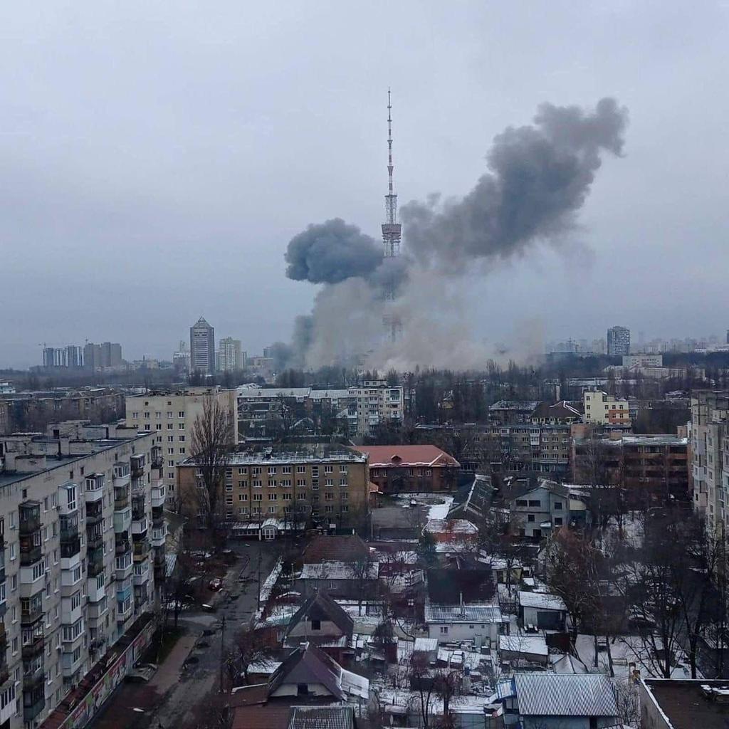 Ворог влучив у телевежу в Києві: тимчасово не працюють канали