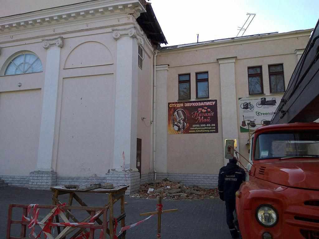 У Полтавського міського будинку культури обвалилася частина даху (фотофакт)