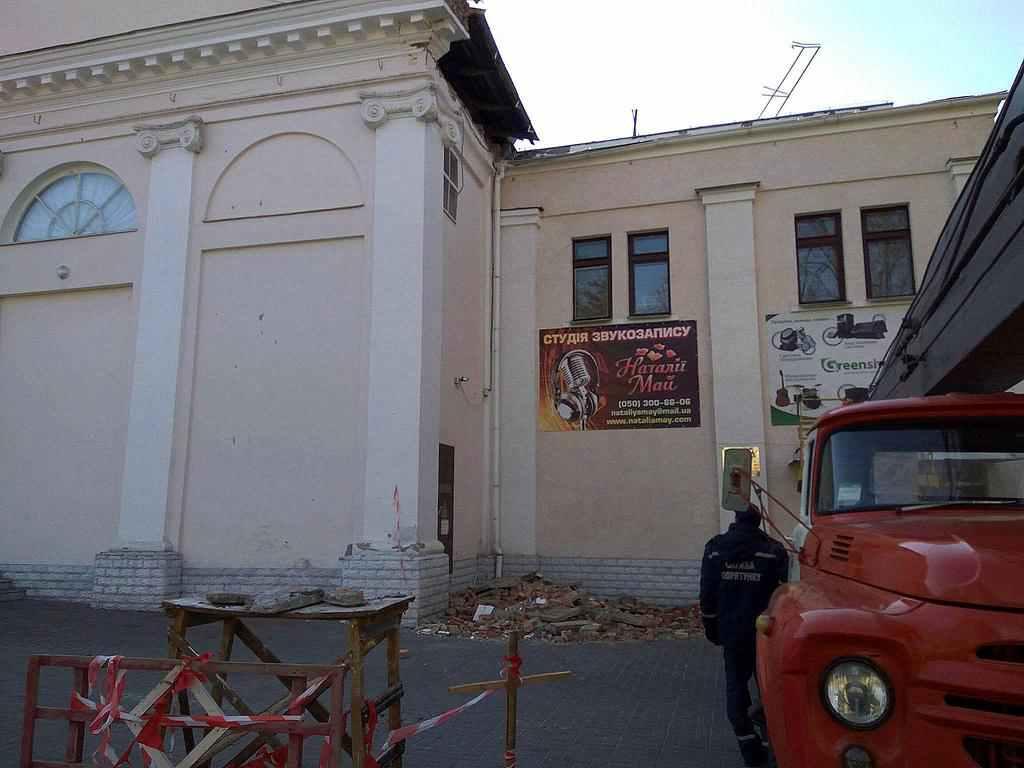 У Полтавського міського будинку культури обвалилася частина даху. ФОТОФАКТ