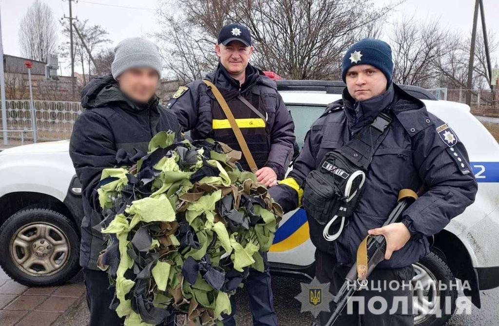 Для полтавських правоохоронців створили маскування з волейбольних сіток