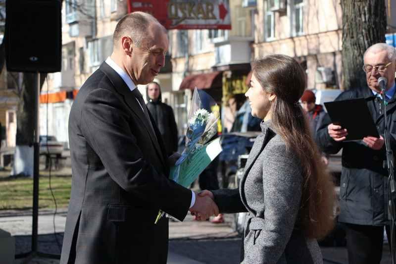Мер Полтави роздав п’ять тисяч грошових премій за літературу