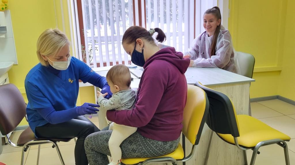 Лікарі медцентру приймають полтавців і переселенців безкоштовно, також виїздять на виклики. ФОТО