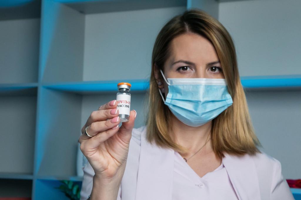 Як українцям вакцинуватися за кордоном 