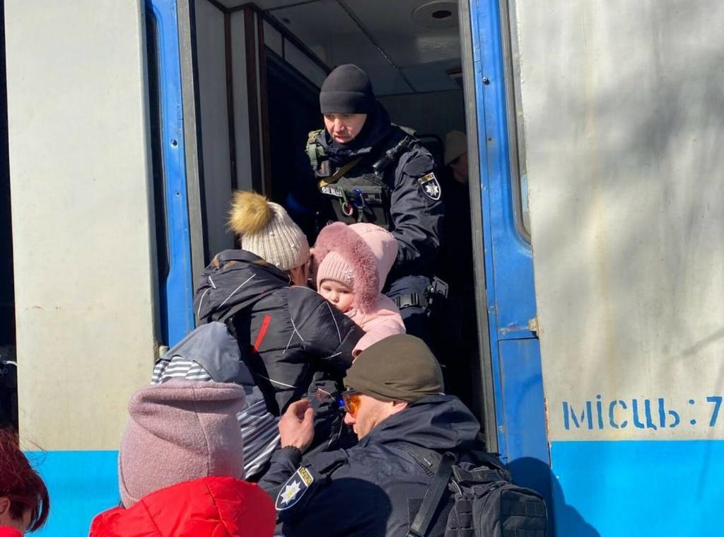 Сьогодні відкриваються 10 гуманітарних коридорів для евакуації людей з районів, які обстрілює й бомбить Росія