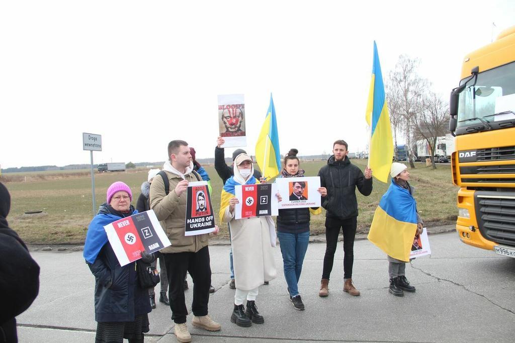 Полтавки на кордоні в Польщі зупиняють фури, аби не везли товари до Росії й не спонсорували армію ворога. ФОТО