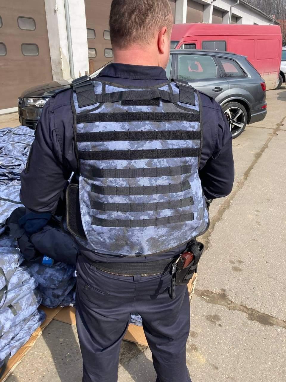 200 бронежилетів народний депутат передав поліції Полтавщини