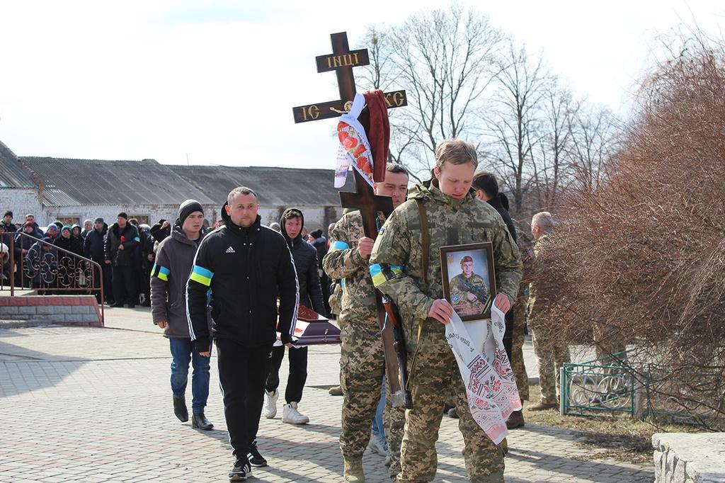 На Полтавщині провели в останню путь 18-річного воїна, який загинув, обороняючи Миколаїв