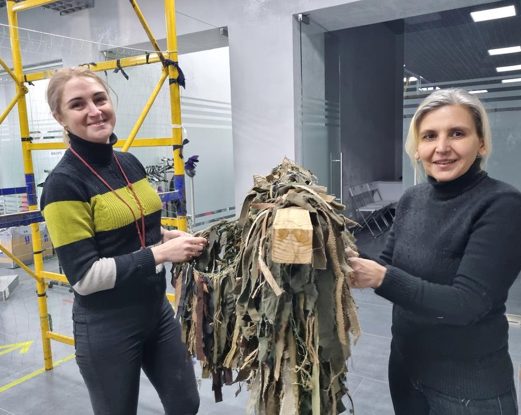 Два-три дні полтавки виготовляють маскувальний костюм-кікімору для бійців. ФОТО