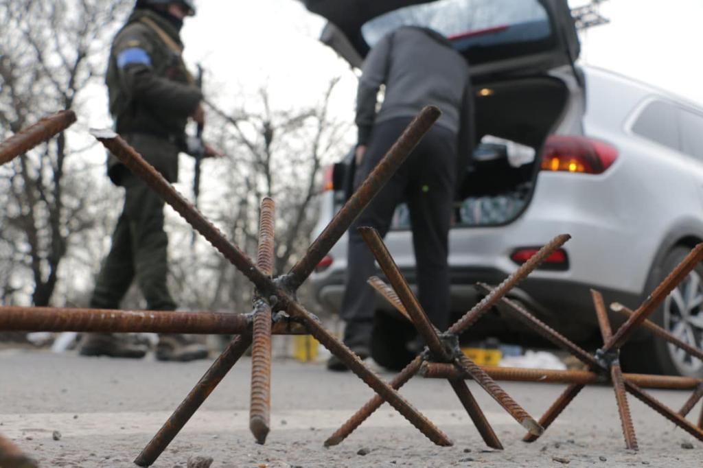 Полтавські гвардійці затримали чоловіка та жінку, які фотографували військові укріплення