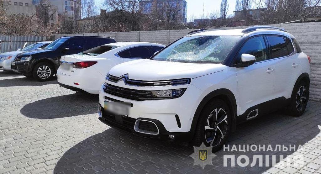 На Полтавщині чоловік трощив автівки на парковці