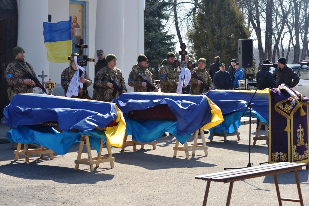 Воїни світла проти мороку: У Полтаві попрощалися з трьома загиблими українськими воїнами