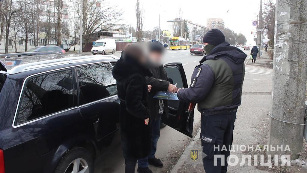 Минулої доби на Полтавщині перевірили понад 900 транспортних засобів та більше ніж 2 тисячі підозрілих осіб