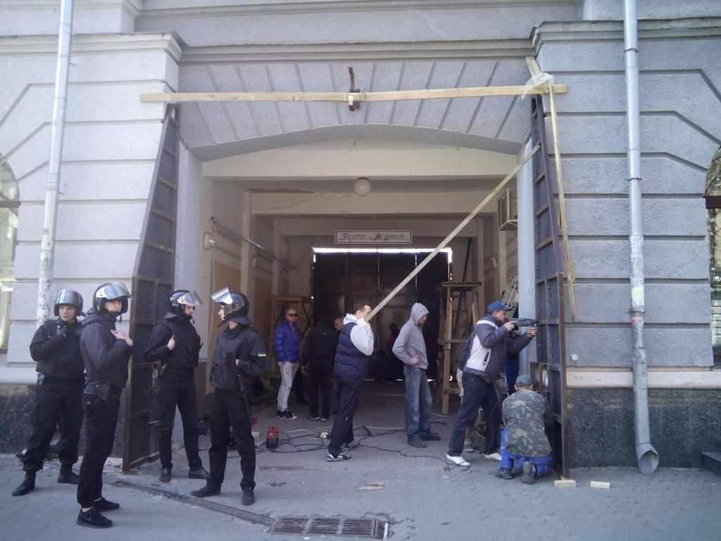 В арці Газетного ряду з’явилися будівельники: прохід знову закрили воротами (оновлено)