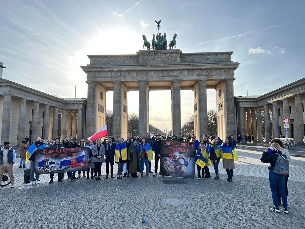 Полтавки організували акцію в Німеччині: Канцлеру принесли взуття вбитої в Маріуполі дитини