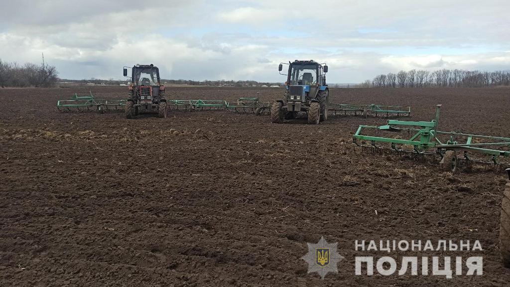 На Полтавщині поліція стала на заваді викрадення ста літрів дизпалива із тракторів під час посівної